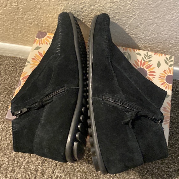 Woman’s Minnetonka moccasins - Picture 4 of 9